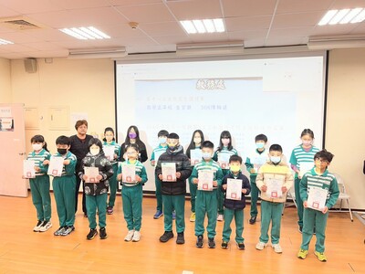 114學年度第一學期第3次淡水囡仔情作文徵稿得獎名單頒獎合照