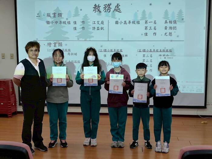 114學年度新北市學生美術比賽市賽得獎學生合照02