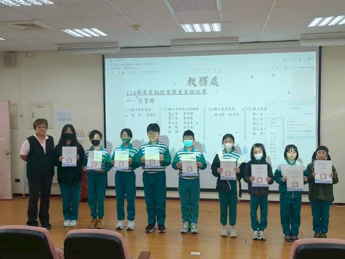 114學年度新北市學生美術比賽市賽得獎學生合照03